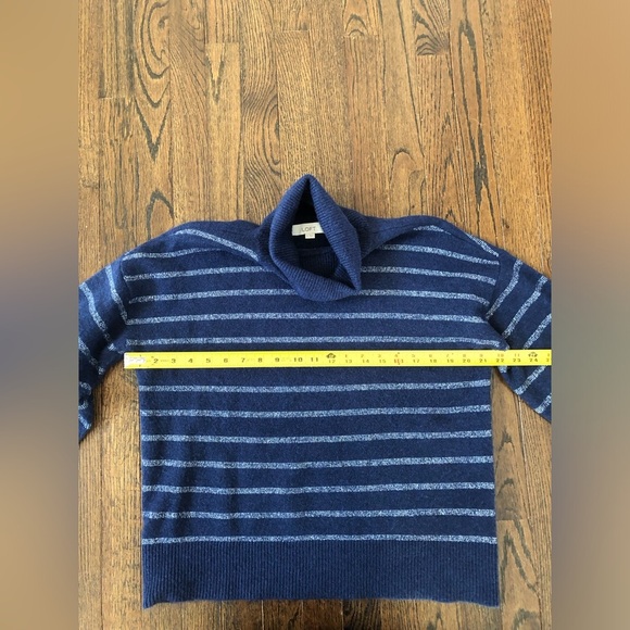 LOFT Women’s M Navy Blue & Silver Striped Turtleneck Sweater w/Puffed Sleeves - Picture 6 of 8